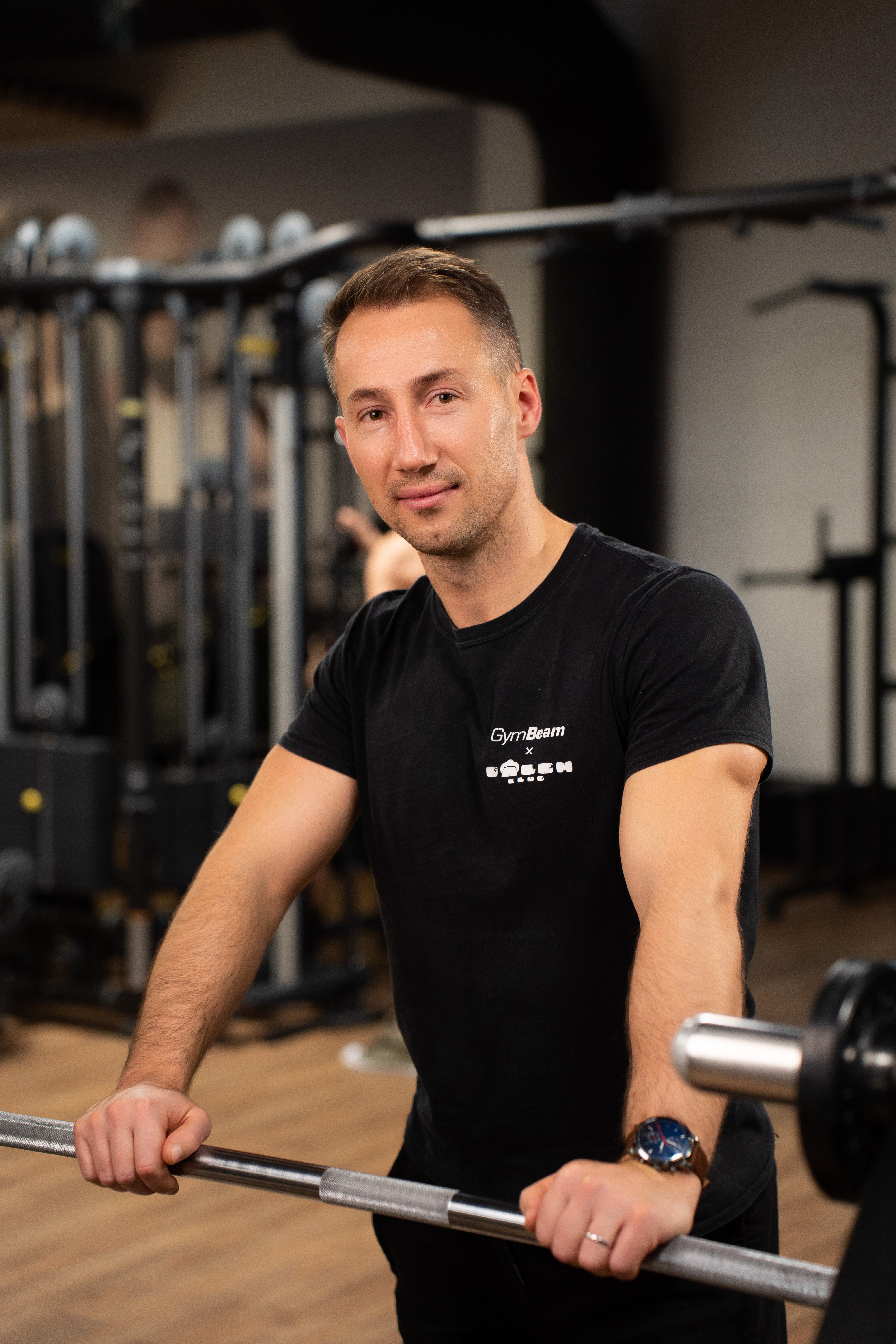 Muž na tréningu vo fitness centre.jpg